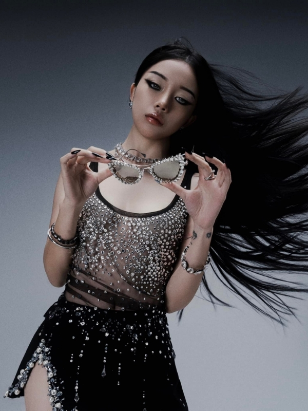 Vũ điệu tóc bay trong không gian