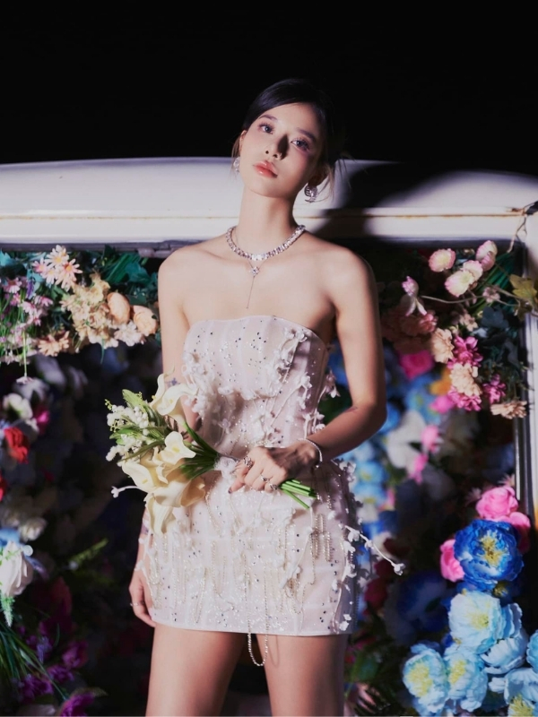 Linh Ngọc Đàm sexy giữa rừng hoa