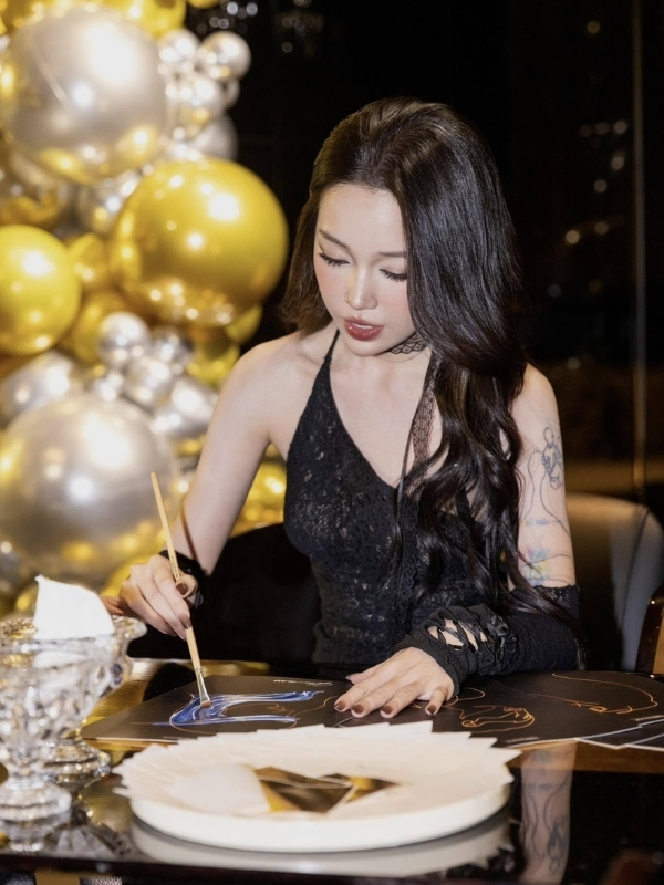 Nét quyến rũ giữa ánh vàng sang trọng