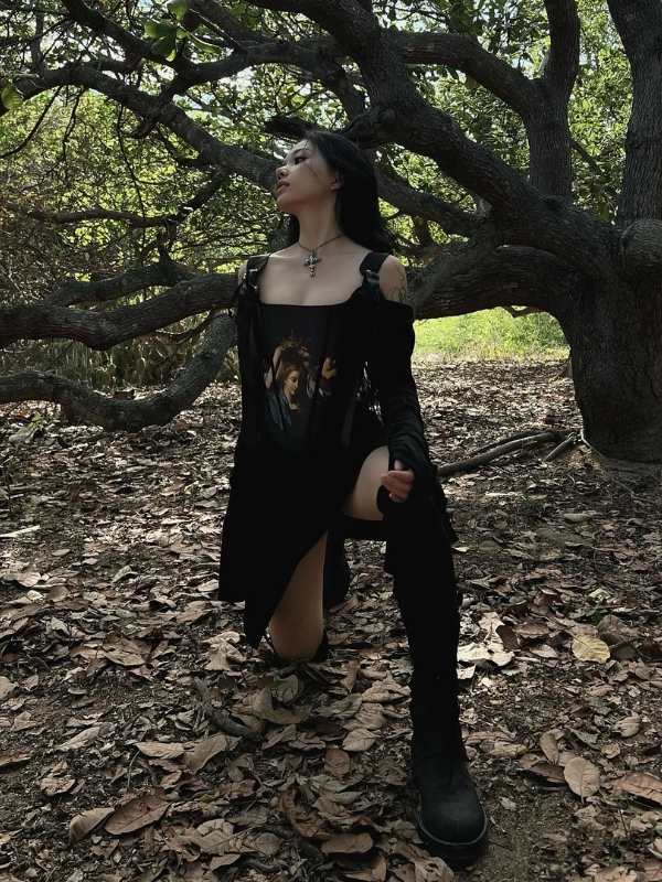 Cô gái bí ẩn giữa rừng cây già