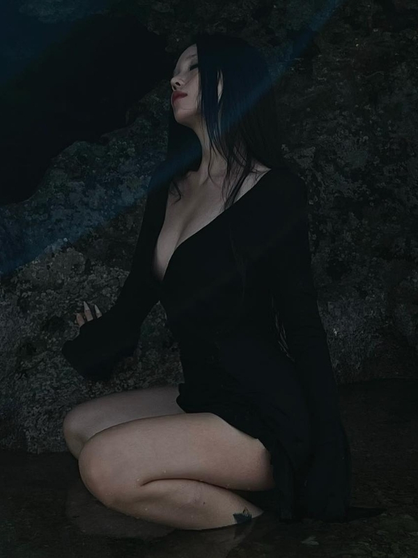 Linh Ngọc Đàm sexy giữa màn đêm