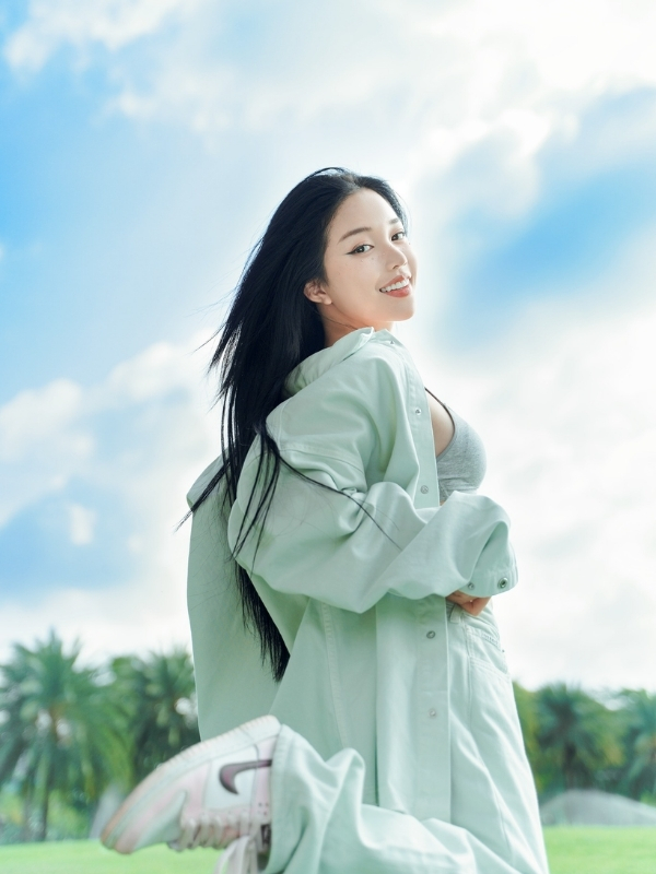 Ánh nắng và làn tóc tung bay