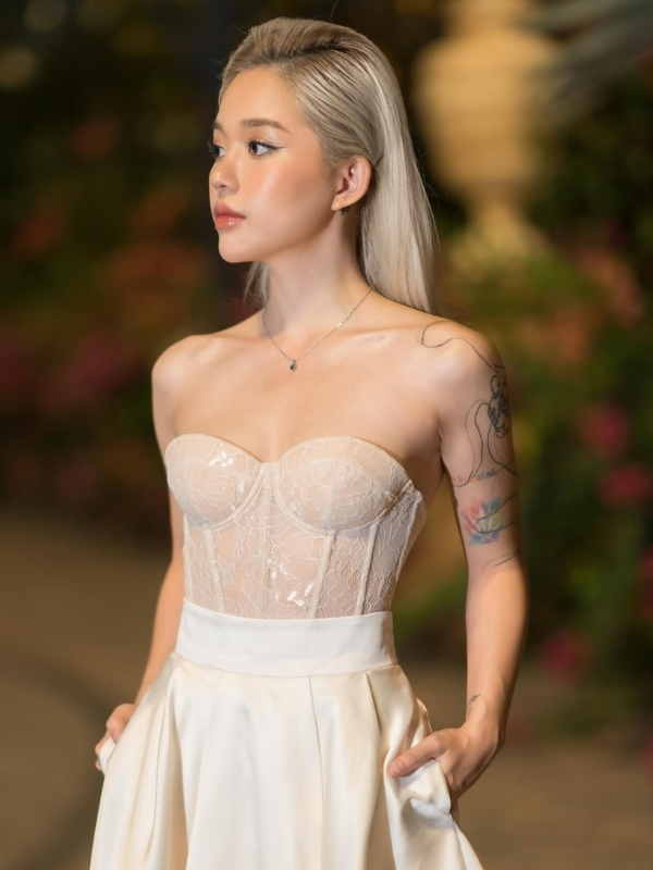 Nét đẹp cổ điển với ánh mắt buồn