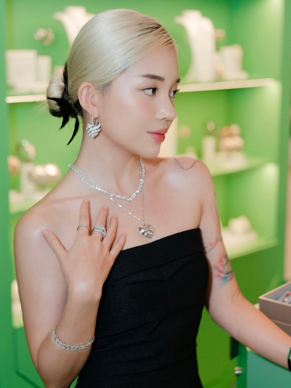 Vẻ đẹp kiêu sa giữa sắc xanh