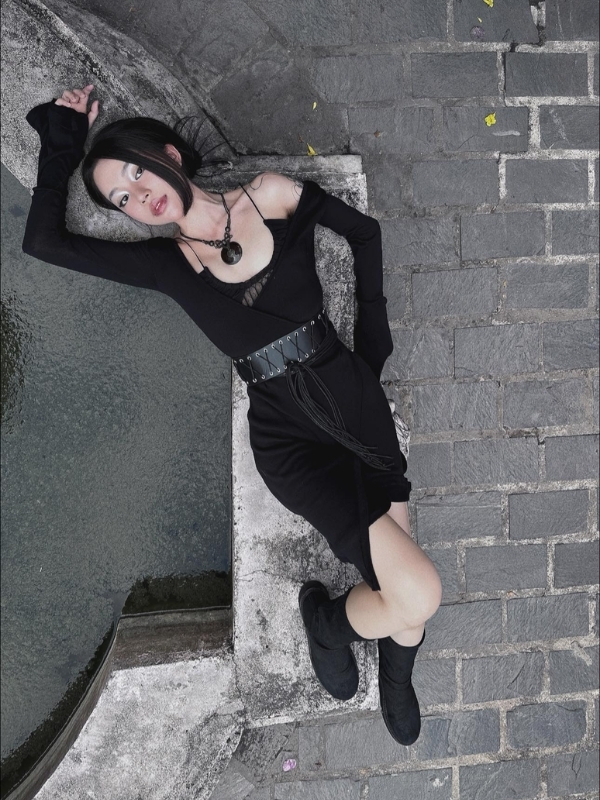 Phối đồ đen đầy cá tính và tự tin