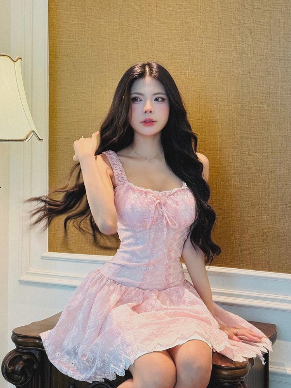Váy hồng nhẹ nhàng nhưng quyến rũ