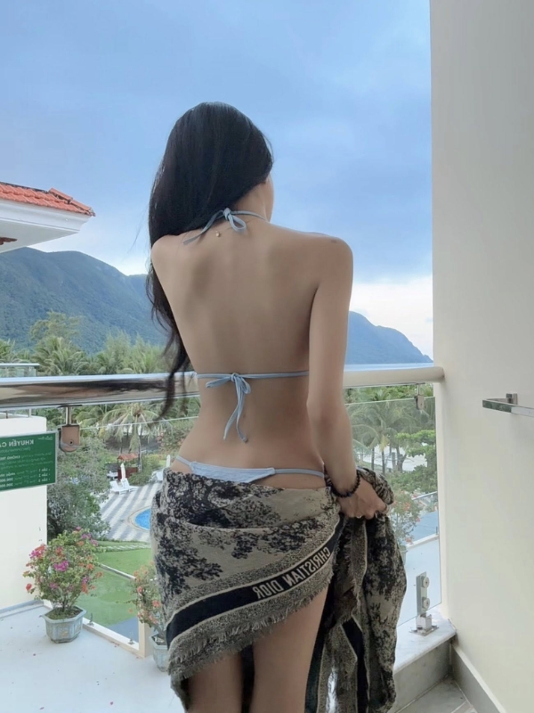 Tấm lưng trần gợi cảm hút mắt