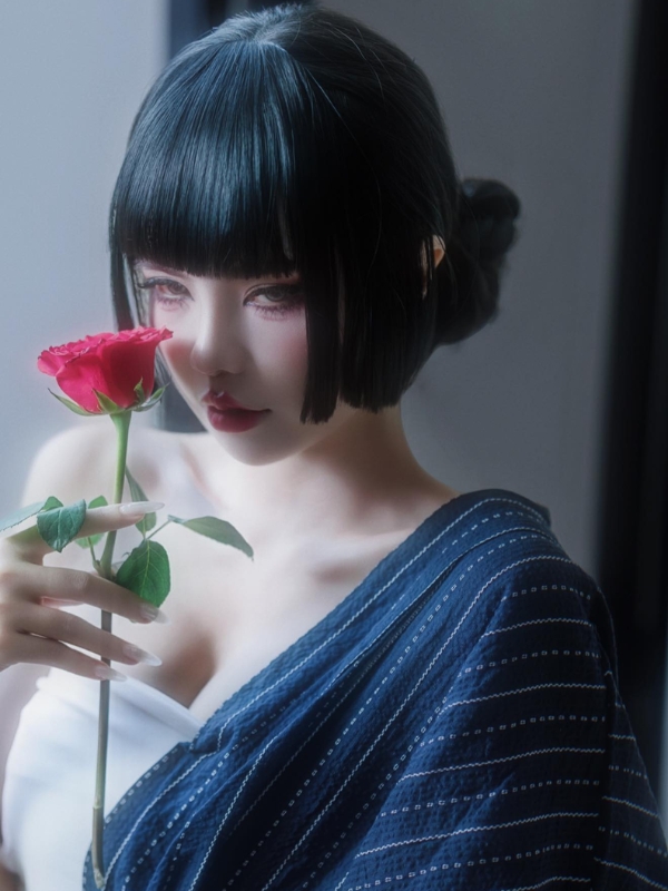 Nâng cánh hoa hồng đầy nữ tính