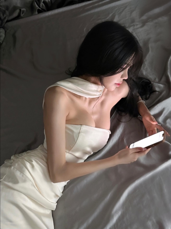 Ánh đèn dịu và dáng nằm quyến rũ