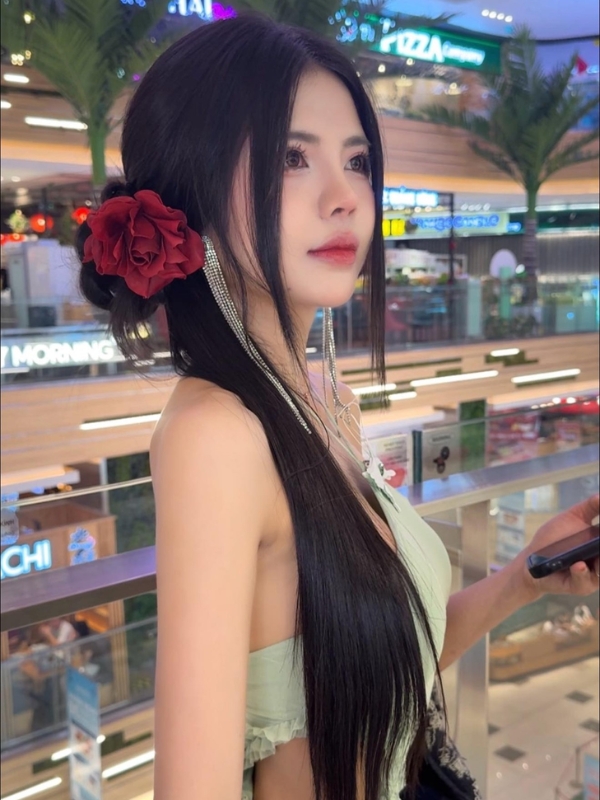 Mái tóc đen dài thướt tha kiêu sa