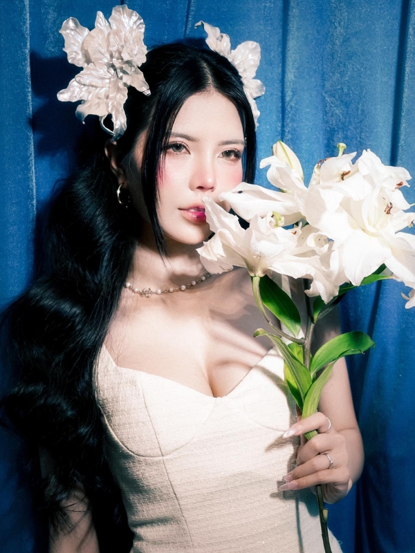 Mai Dora sexy bên hoa lily trắng