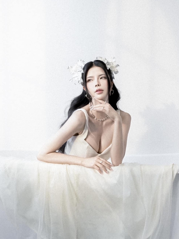 Khoảnh khắc mong manh đầy nữ tính