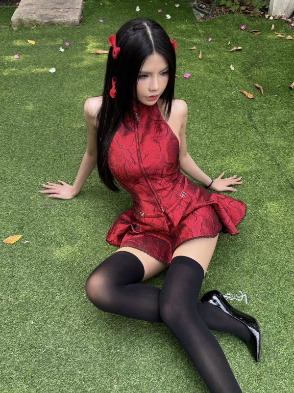 Váy đỏ cùng tất đen nổi bật cuốn hút