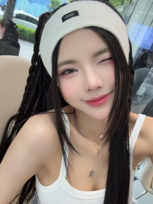 Nụ cười tinh nghịch đầy mê hoặc