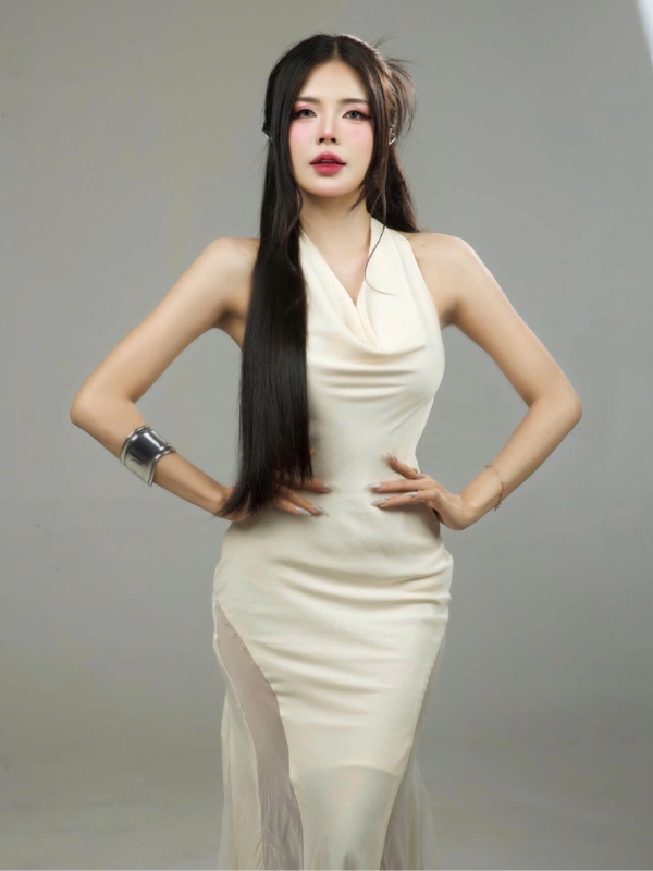 Bộ váy trắng khoe dáng nuột nà