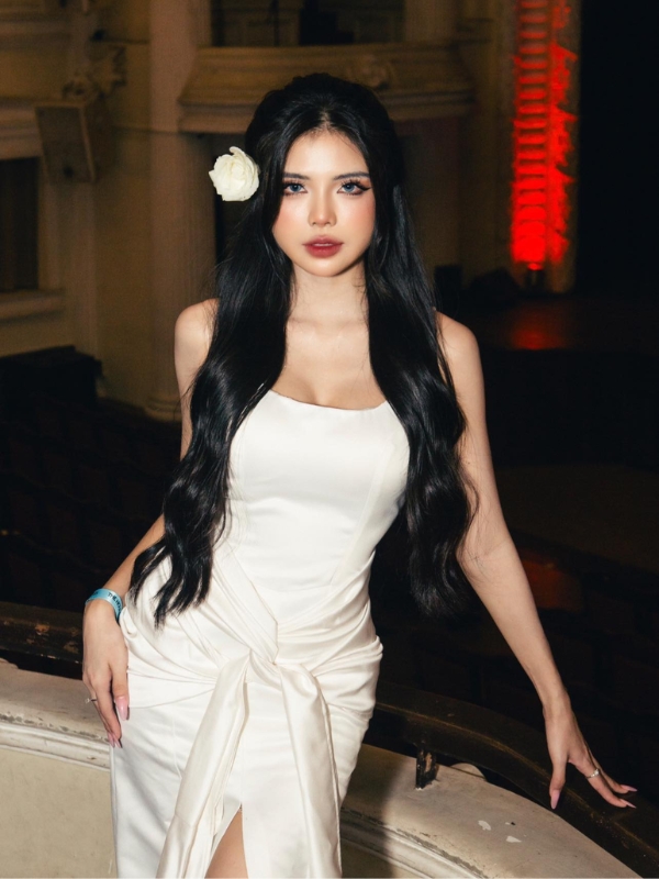 Mai Dora sexy trong váy trắng dài