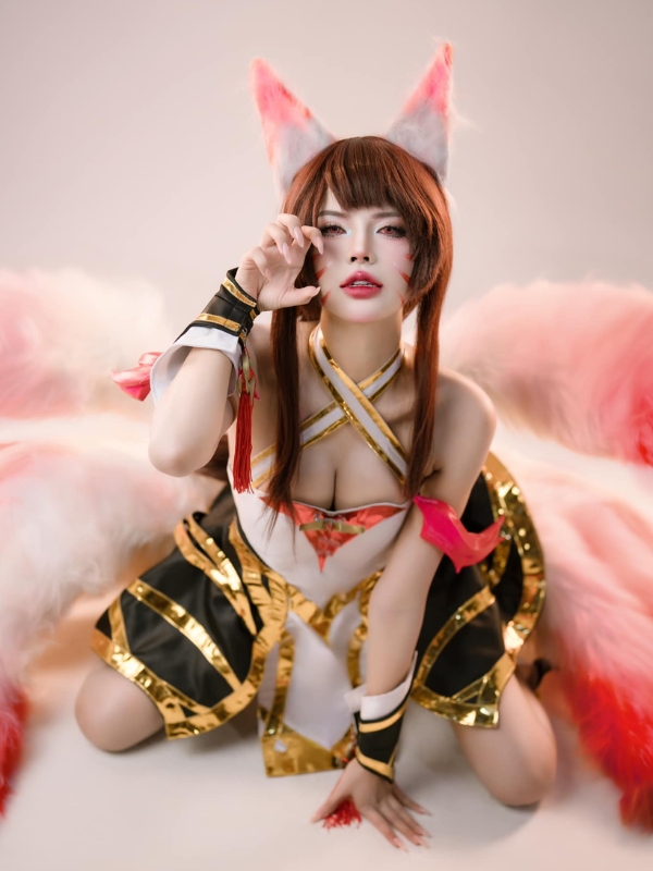 Bộ váy ôm sát khoe đường cong hoàn hảo