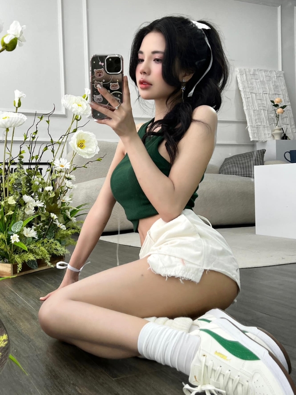 Ánh mắt hút hồn trong bộ váy đỏ