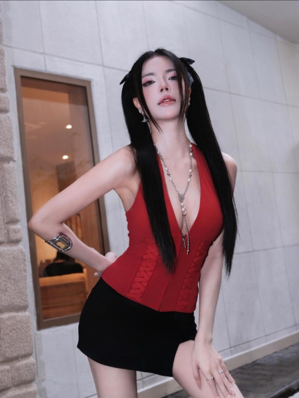 Tự tin tạo dáng trong bộ váy đỏ