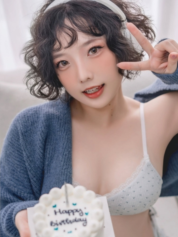 Messie Huang nude qua nét nghệ sĩ