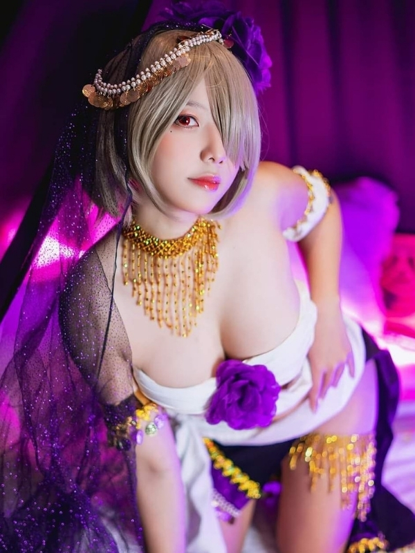 Nude nghệ thuật với ánh sáng tối giản