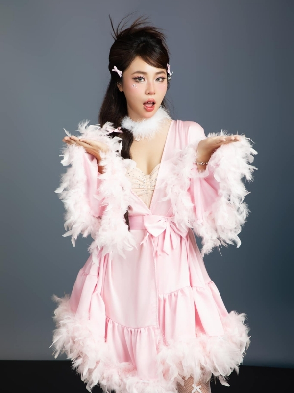 Misthy sexy dịu dàng trong váy hồng