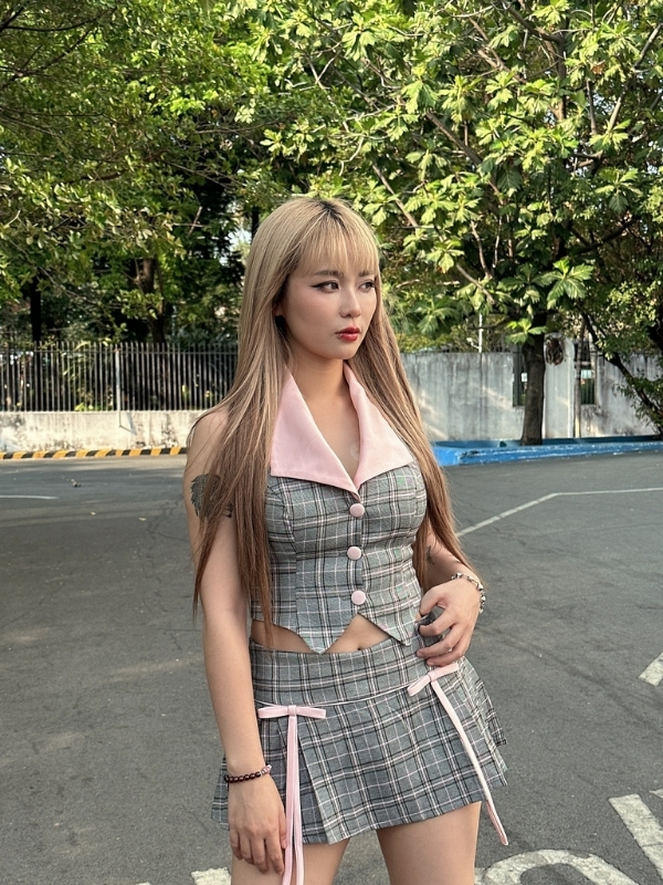 Misthy sexy trong bộ váy kẻ tinh tế