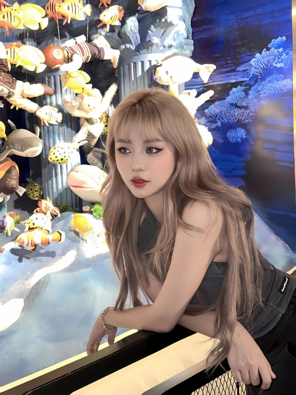 Misthy sexy cùng bể cá lung linh màu sắc