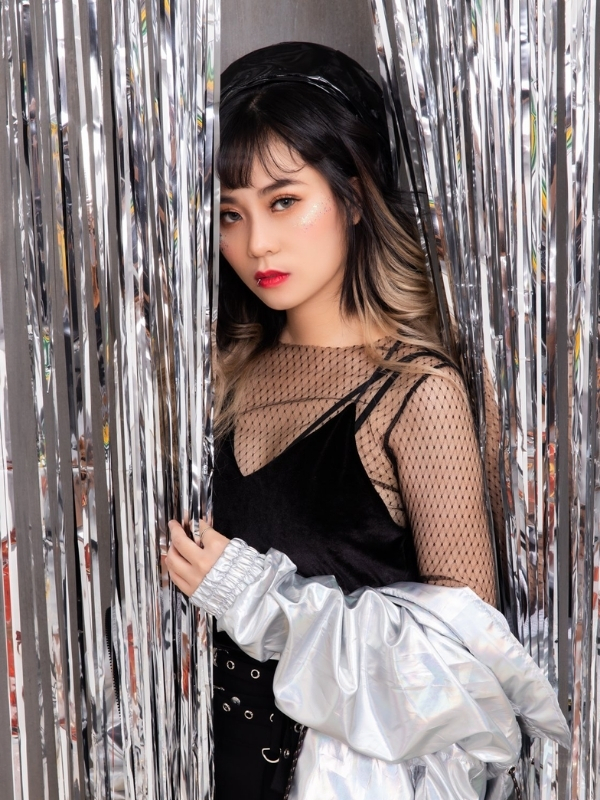 Misthy sexy cuốn hút trong bữa tiệc ánh kim