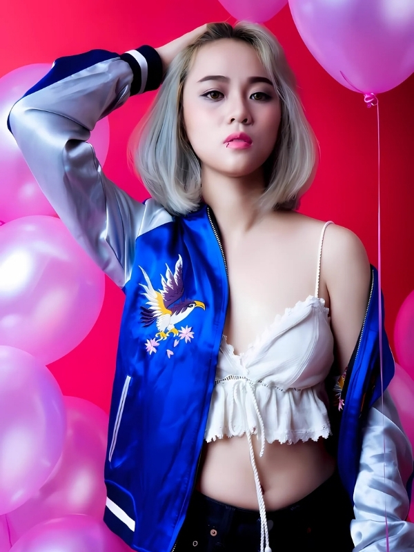 Misthy sexy nổi bật với áo bomber cá tính