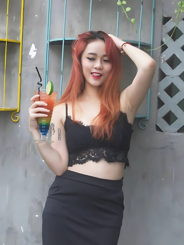Misthy sexy cười tươi cùng ly nước cam