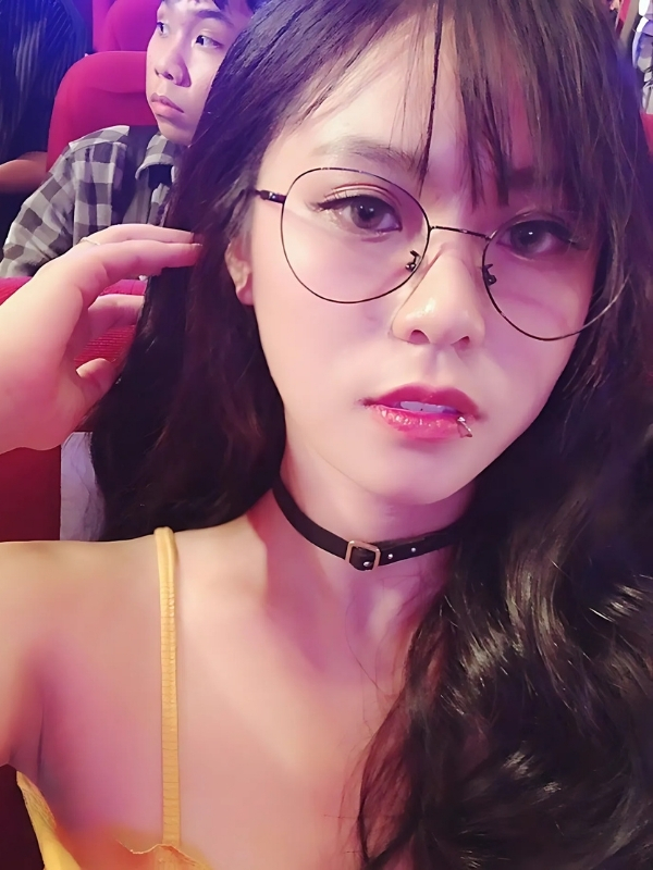 Misthy sexy chụp selfie với vòng cổ đen