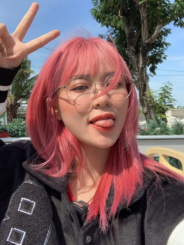 Misthy sexy tóc hồng tạo dáng nhí nhảnh