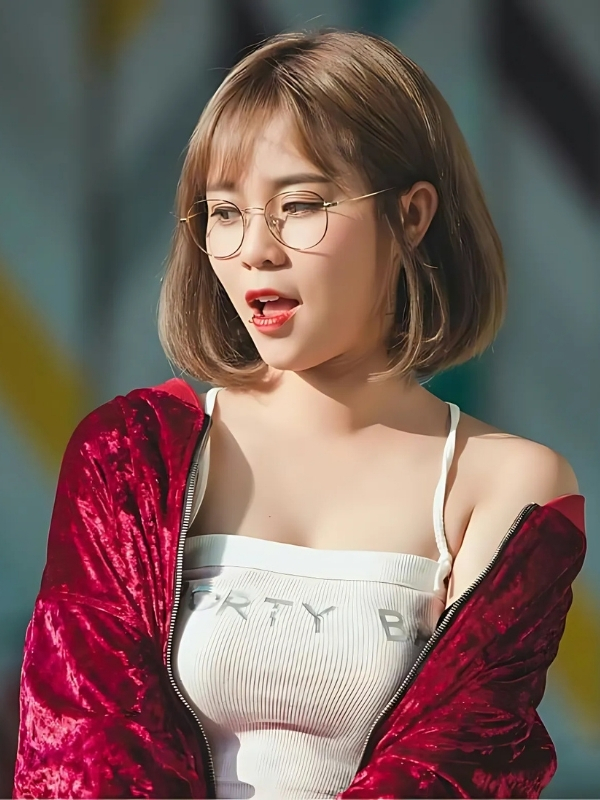 Misthy sexy trong ánh đèn vàng ấm áp