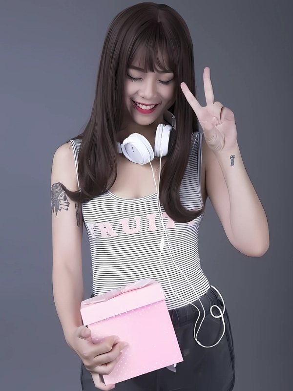 Misthy sexy cầm sổ, nụ cười duyên dáng