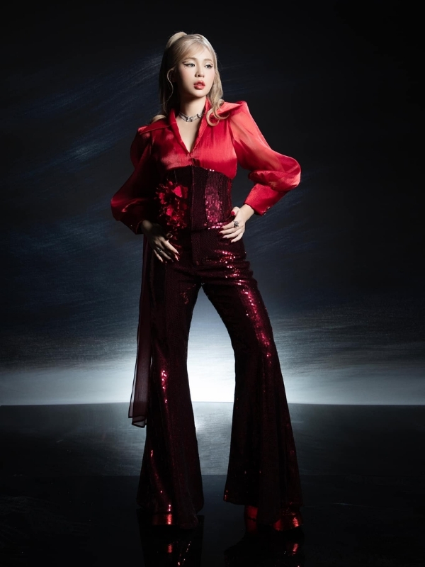 Misthy sexy với bộ đồ đỏ quyền lực