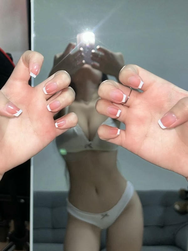nail trắng sexy trước gương