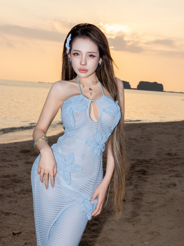 Ngân 98 mặc bikini xanh dịu dàng