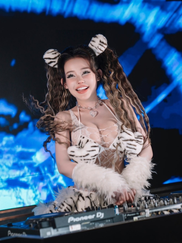 Sôi động cùng DJ Ngân 98 sexy