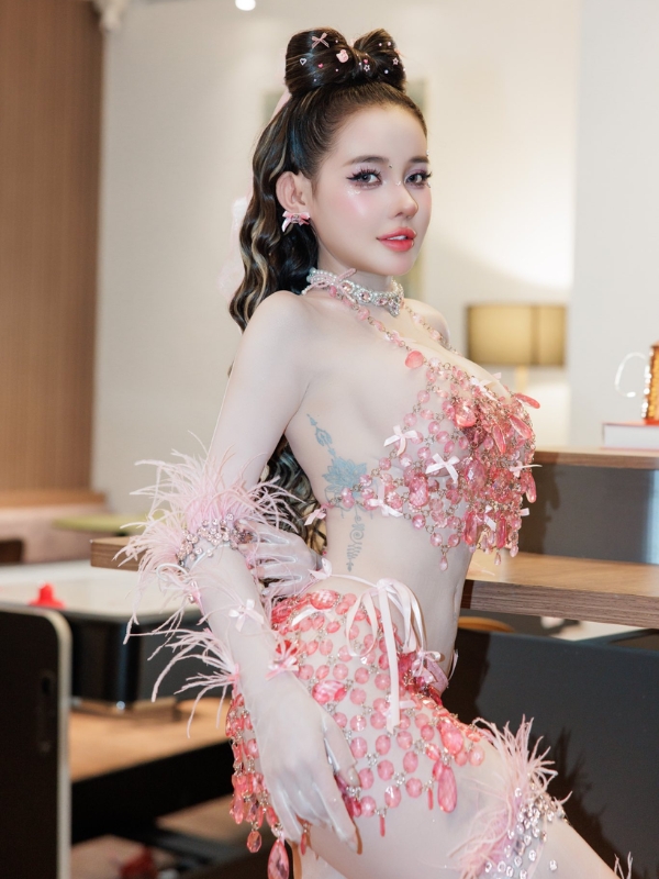 Ngân 98 sexy mặc bikini nhẹ nhàng