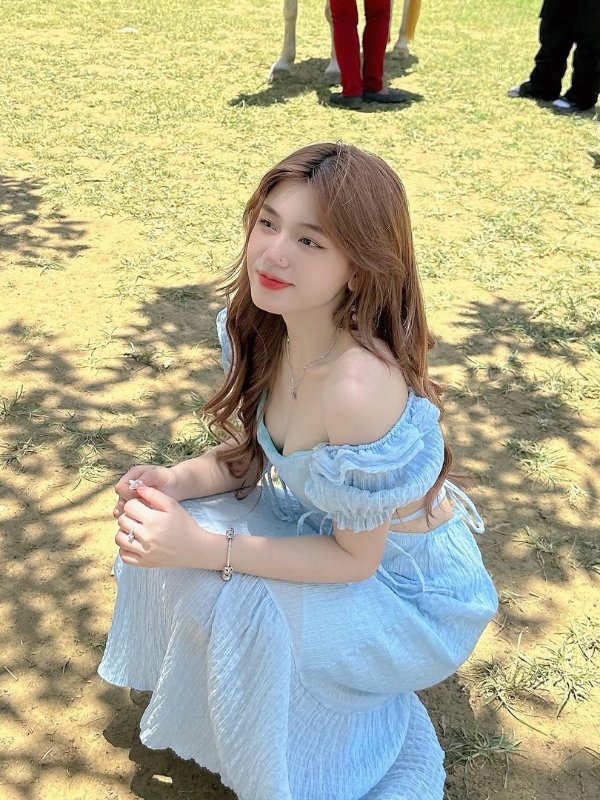 Váy xanh nhẹ nhàng dưới nắng ấm