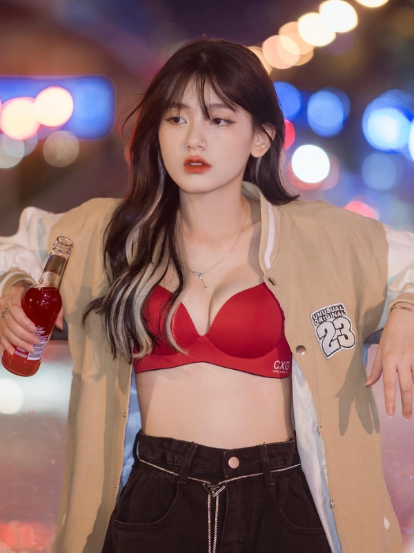 Áo khoác cá tính kết hợp bra đỏ