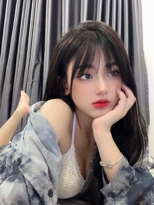 Nét đẹp gợi cảm cùng ánh mắt mơ màng