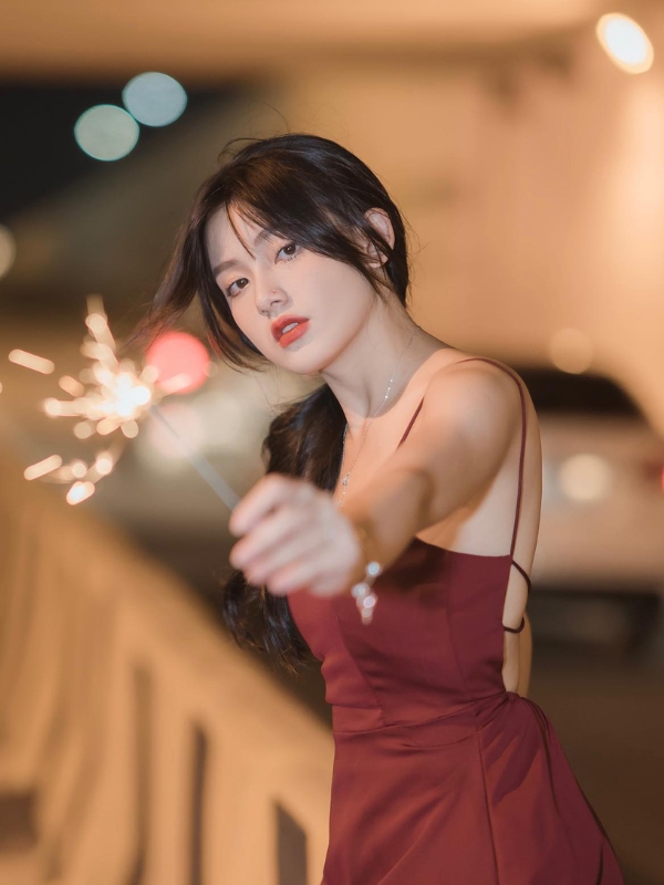 Váy đỏ nổi bật giữa đêm pháo sáng