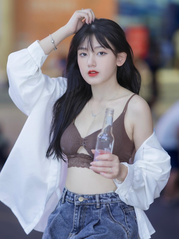 Áo khoác trắng kết hợp áo bra nâu