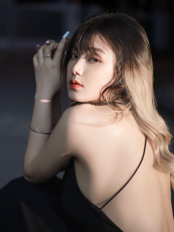 Thần thái sang trọng với váy đen hở lưng