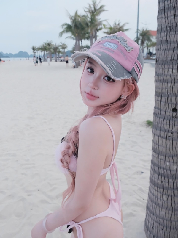 Nguyễn Đan Phương xinh đẹp bên bãi cát