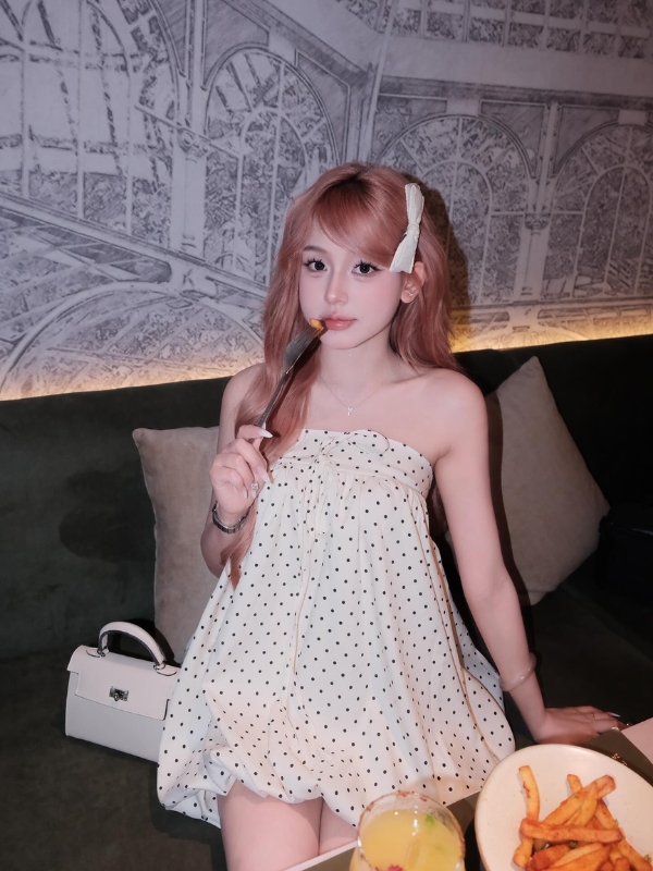 Váy trắng chấm bi đáng yêu nữ tính