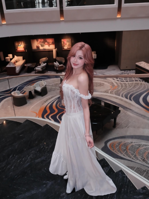 Váy trắng thanh lịch trong khung cảnh sang