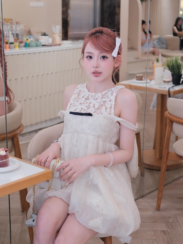 Nguyễn Đan Phương dịu dàng bên ly cafe